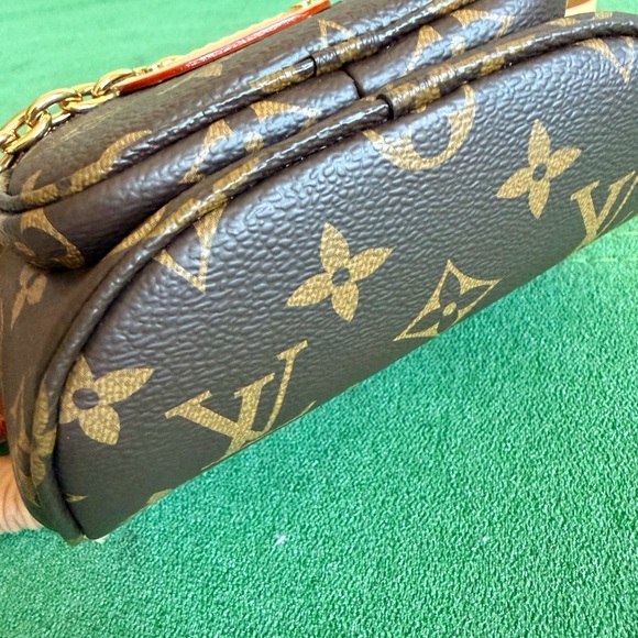 Louis Vuitton X Takashi Murakami Monogram Cerises Mini Bumbag - Picture 6 of 9